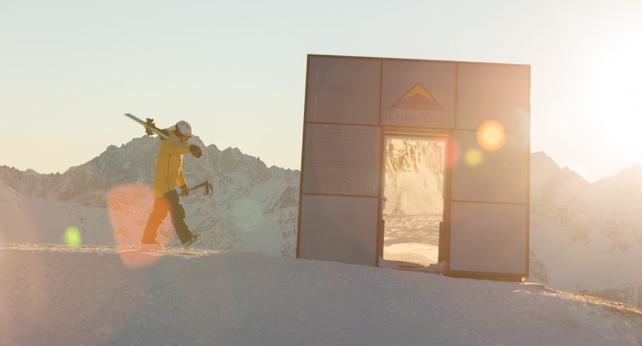 Der Crystal Cube am Zwölferkopf | © Serfaus-Fiss-Ladis Marketing GmbH | Andreas Kirschner Verspiegeltes Restaurant Crystal Cube im Winter am Zwölferkopf im Skigebiet Serfaus-Fiss-Ladis in Tirol | © Serfaus-Fiss-Ladis Marketing GmbH | Andreas Kirschner